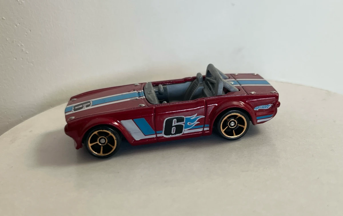 2010 Triumph TR6 Red: No Package: Image 3