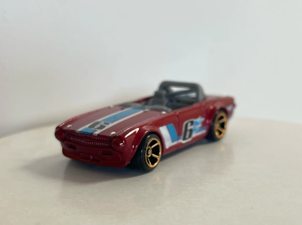 2010 Triumph TR6 Red: No Package: Image 2