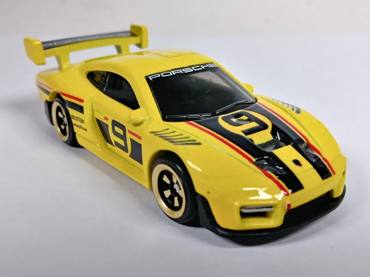 2024 Porsche 935 Yellow: Image 2