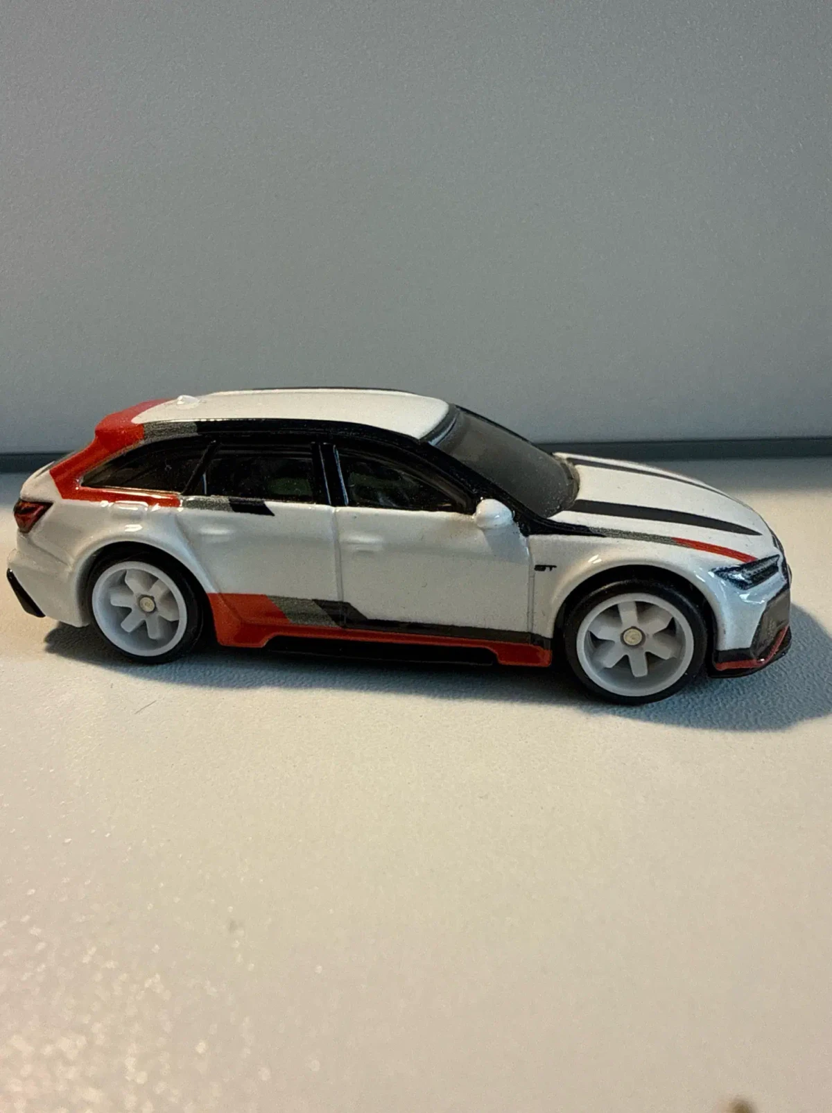 2025 Audi RS 6 Avant White: No Package: Image 2