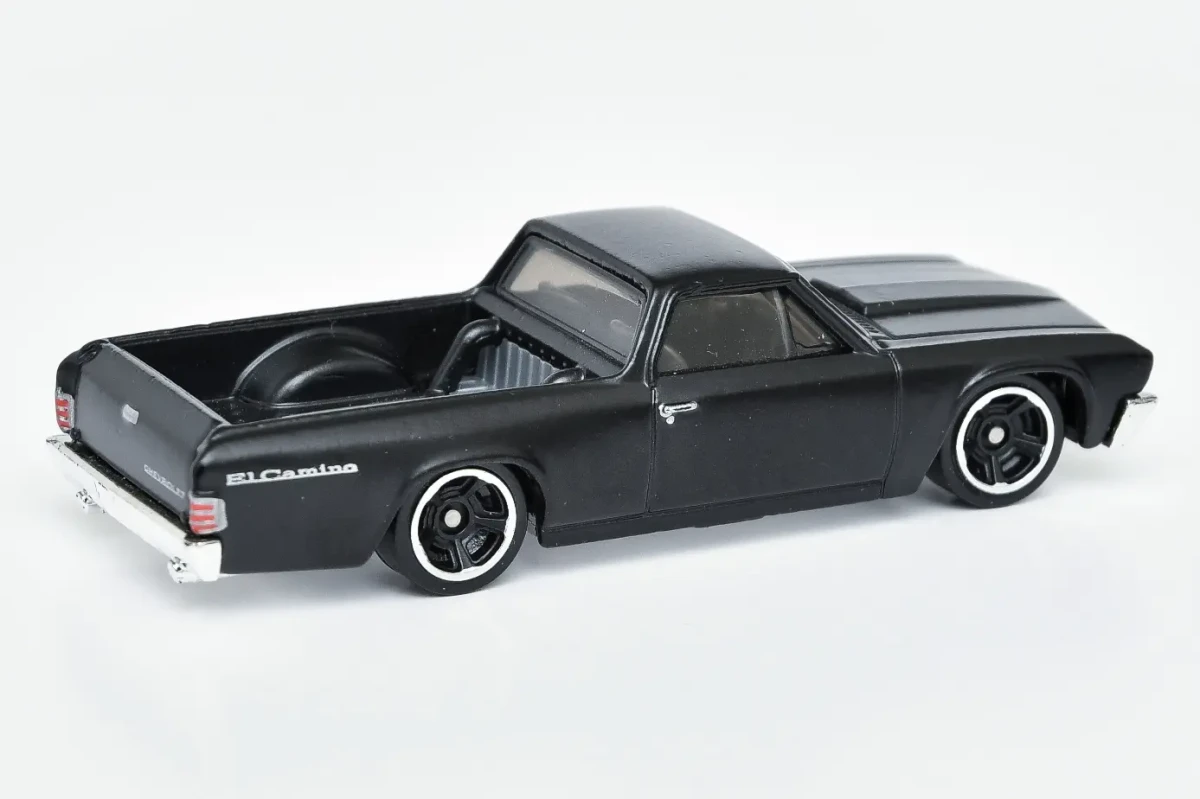 2025 Chevy El Camino Black: No Package: Image 5