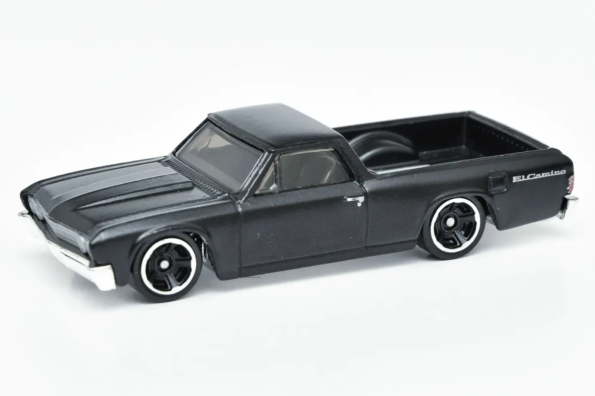 2025 Chevy El Camino Black: No Package: Image 4