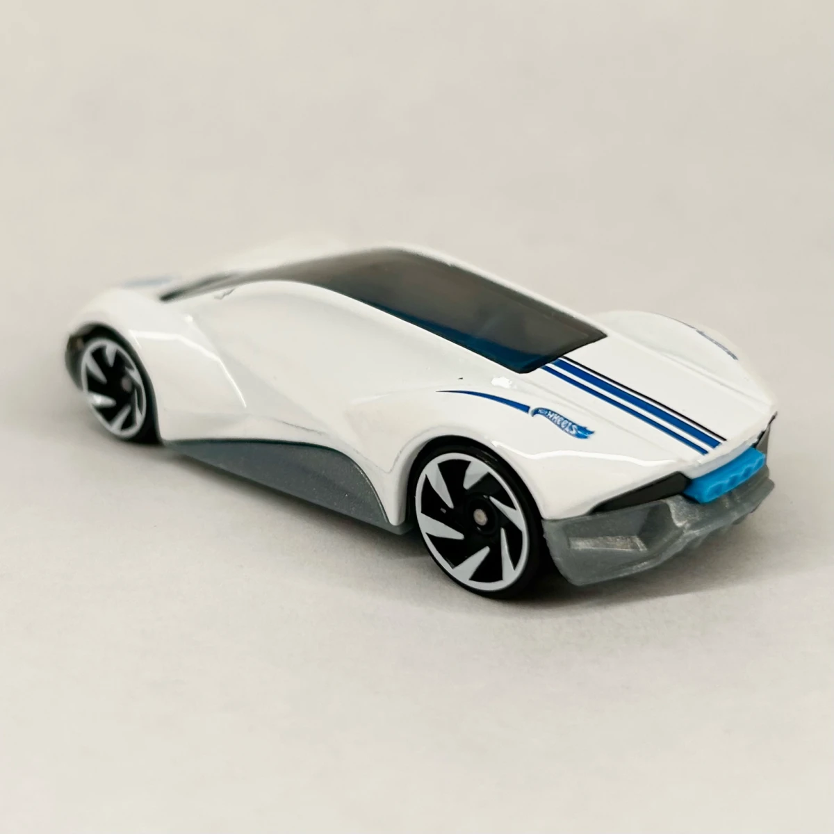 2025 Exotique White: No Package: Image 4