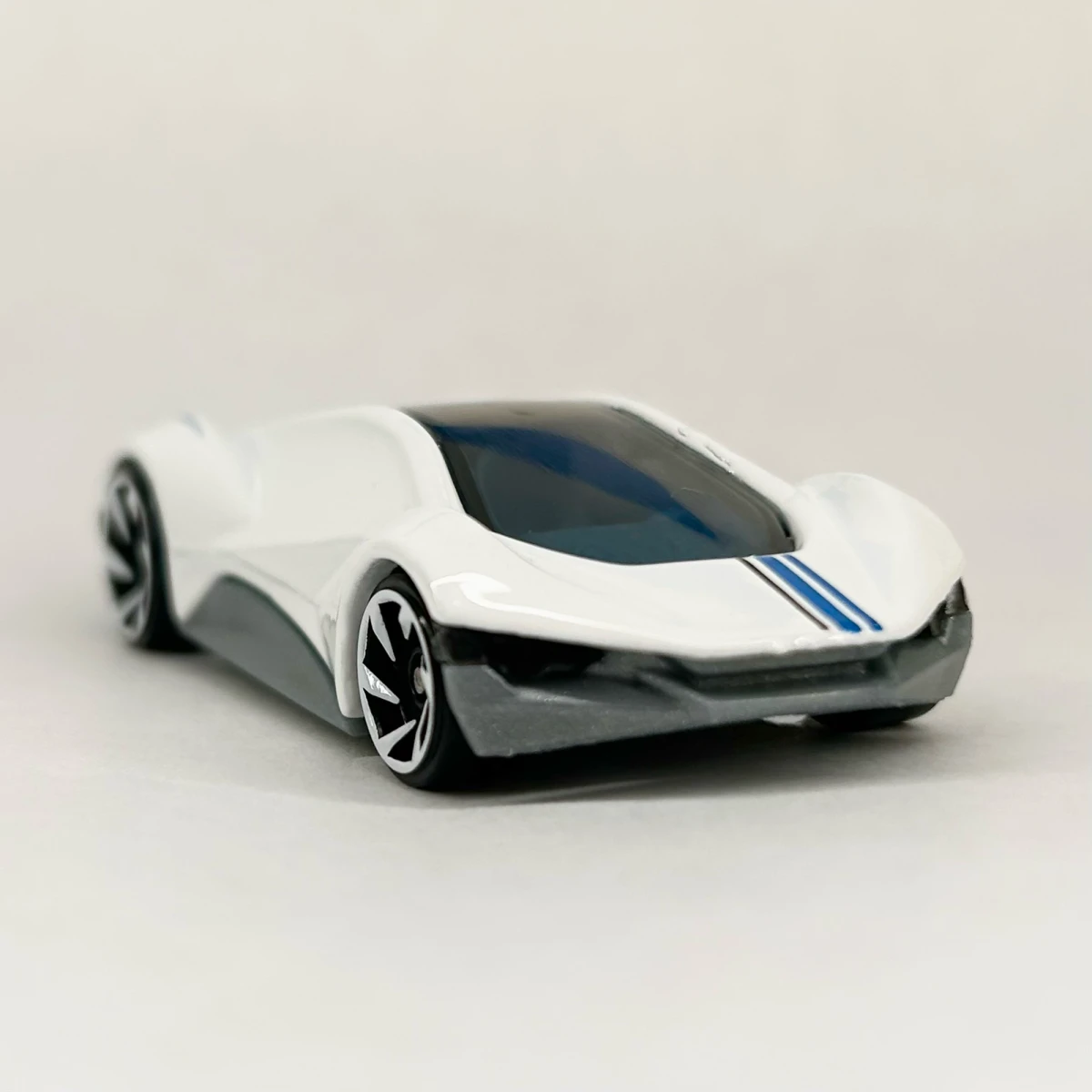 2025 Exotique White: No Package: Image 3