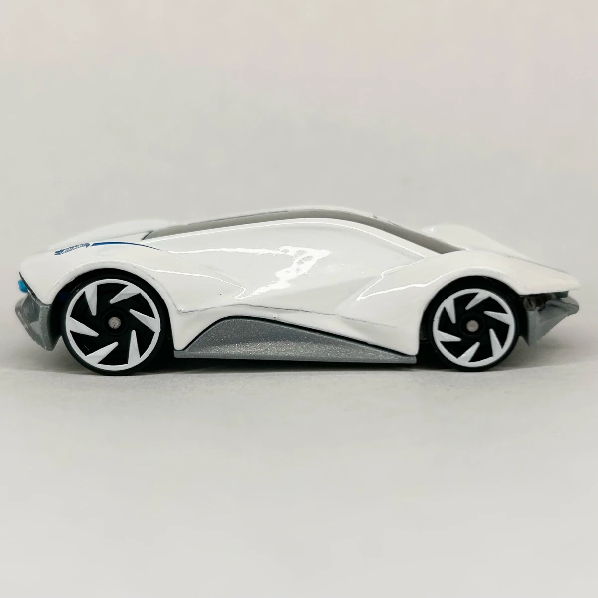 2025 Exotique White: No Package: Image 2