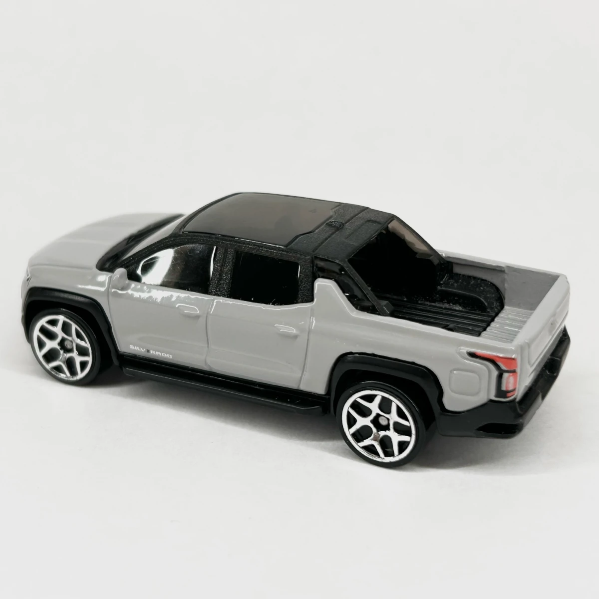 2025 Silverado EV RST Grey: No Package: Image 4