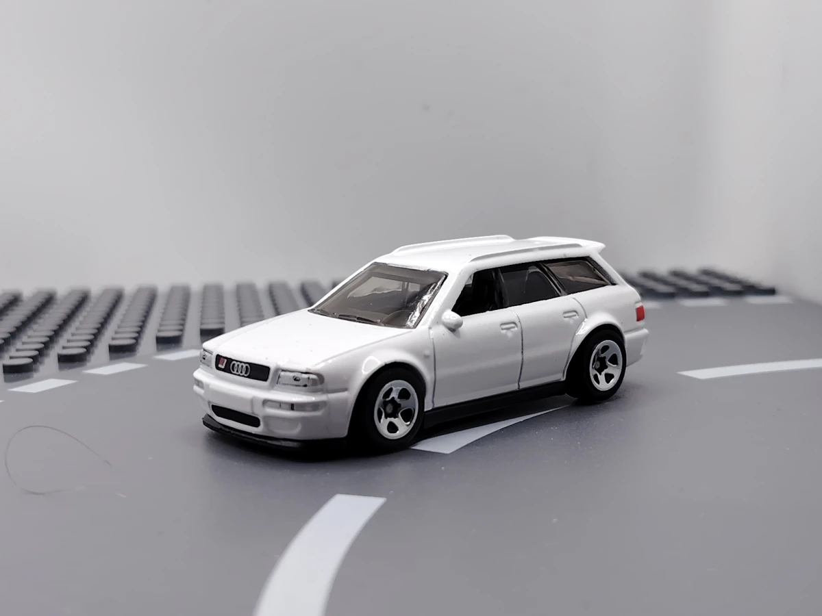 2025 94 Audi Avant RS2 White: No Package: Image 3