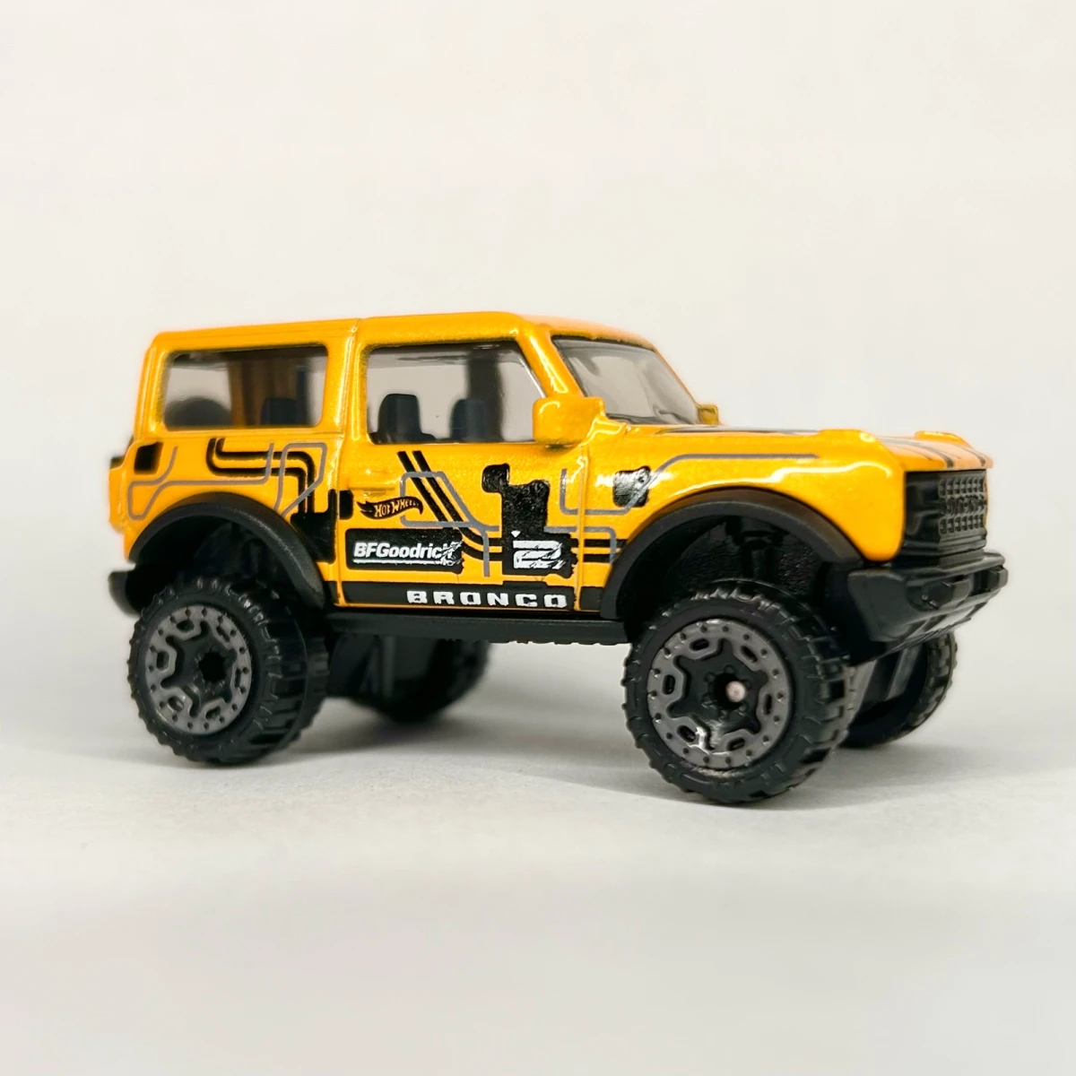 2025 21 Ford Bronco Yellow: No Package: Image 2