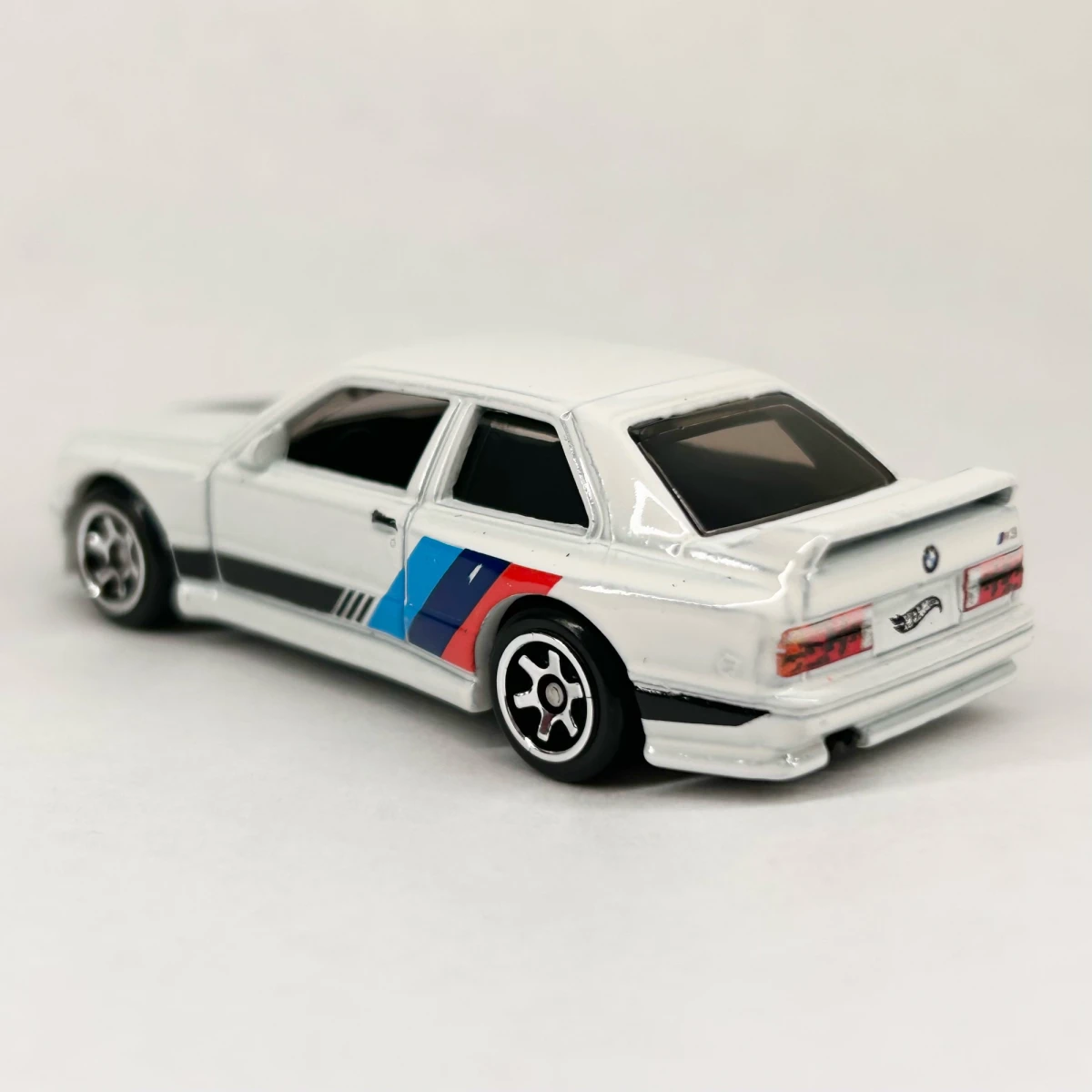 2025 1992 BMW M3 White: No Package: Image 4