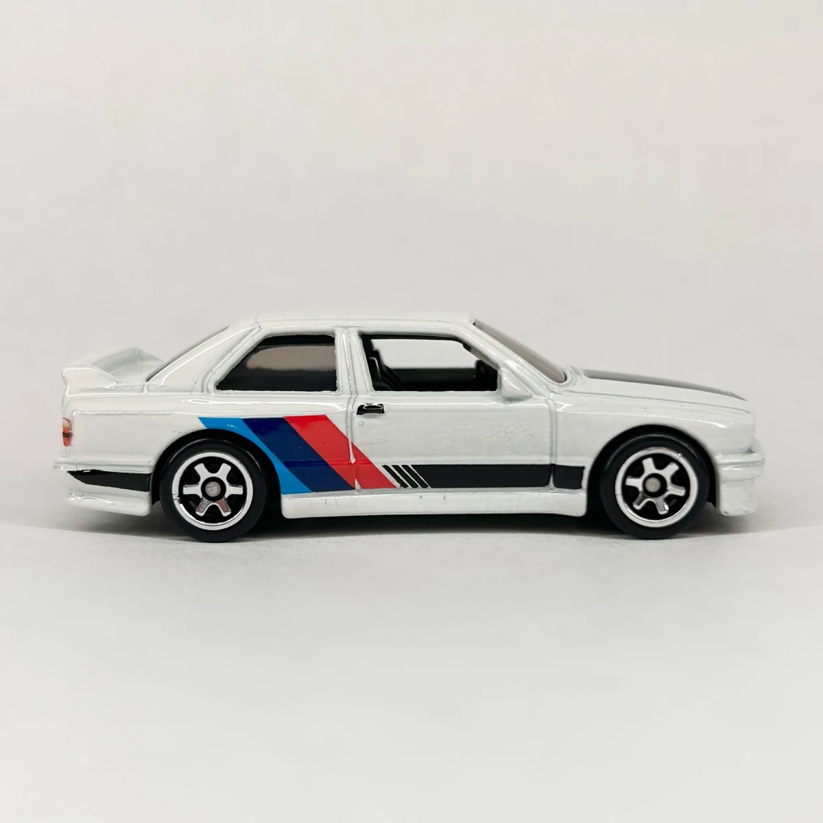 2025 1992 BMW M3 White: No Package: Image 2