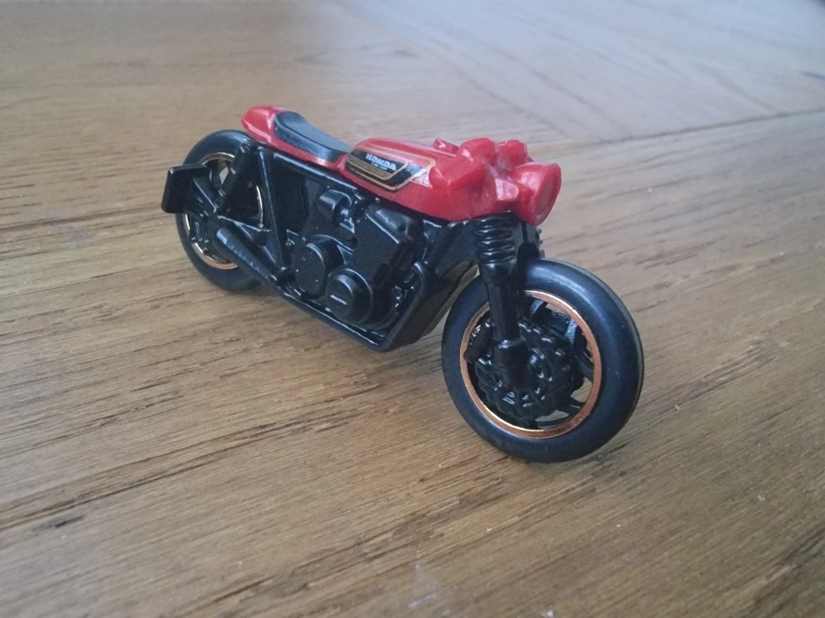2025 Honda CB750 Café Red: No Package: Image 2
