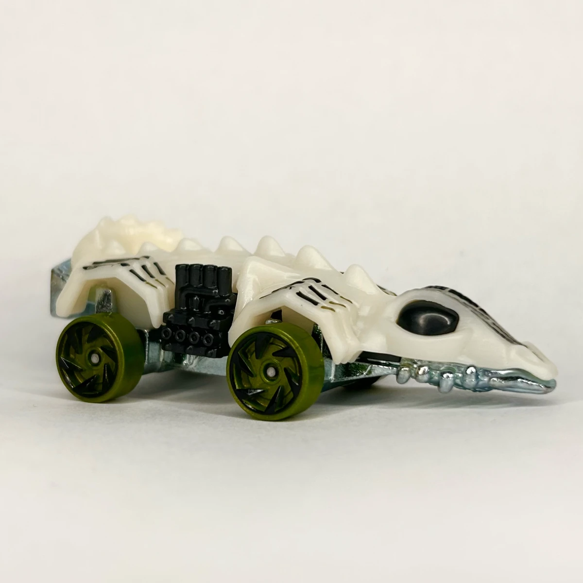 2025 Fangster White: No Package: Image 4