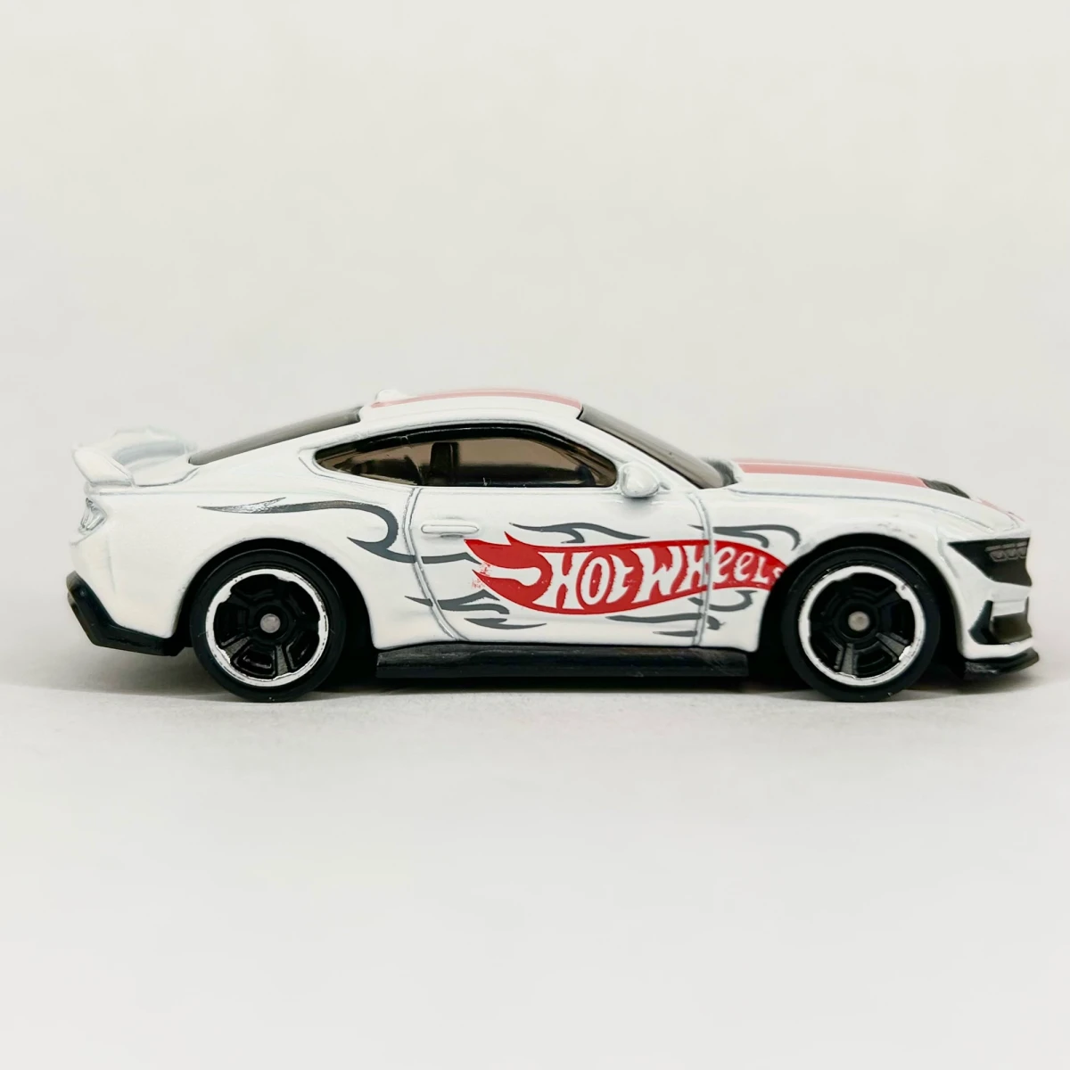 2025 Ford Mustang Dark Horse White: No Package: Image 3