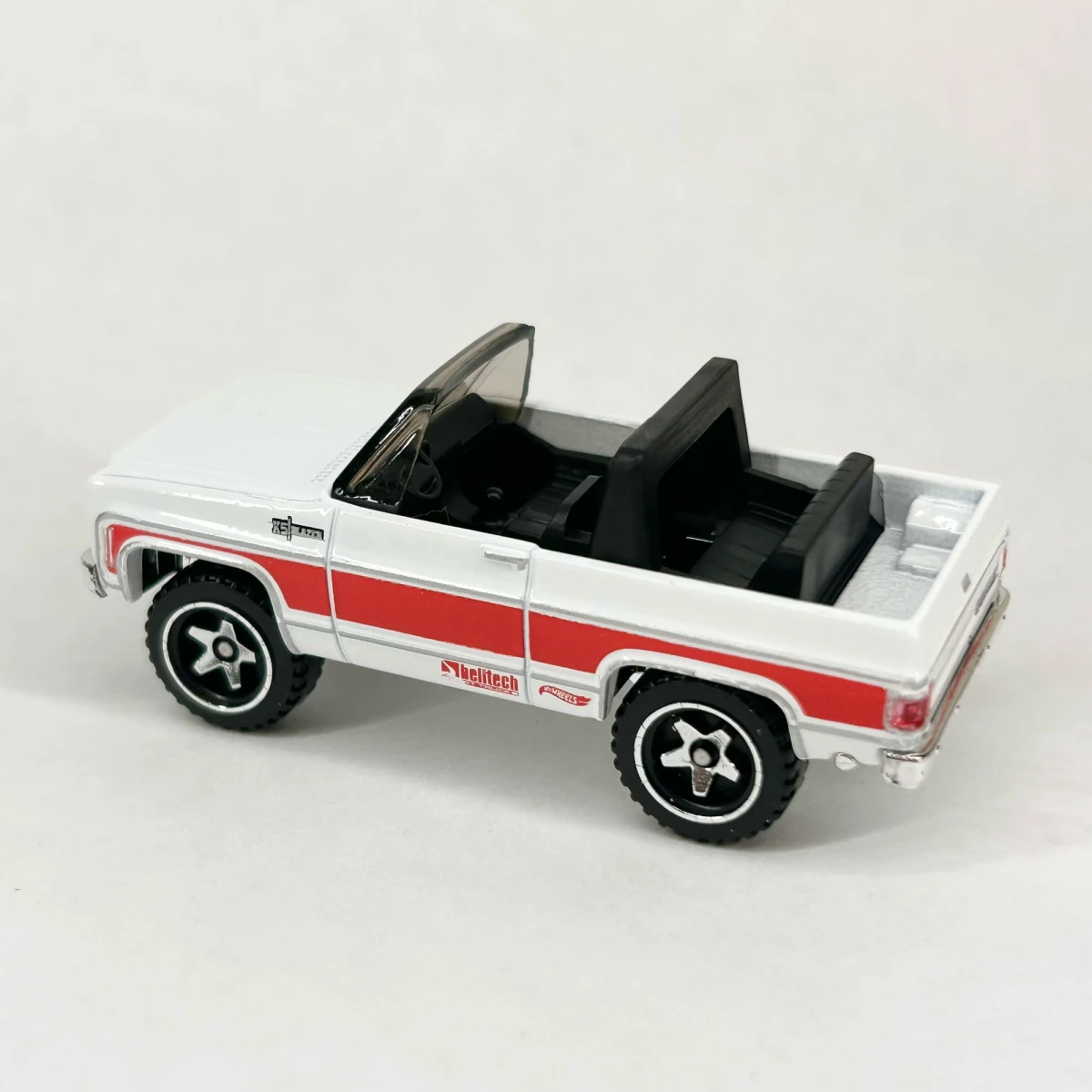 2025 75 Chevy Blazer Custom White: No Package: Image 7