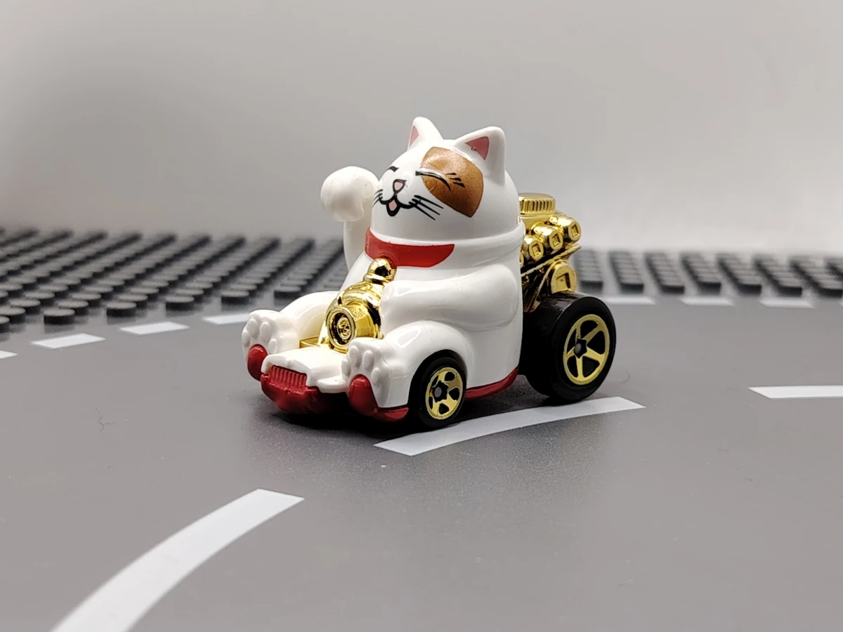 2025 Feline Lucky White: No Package: Image 3