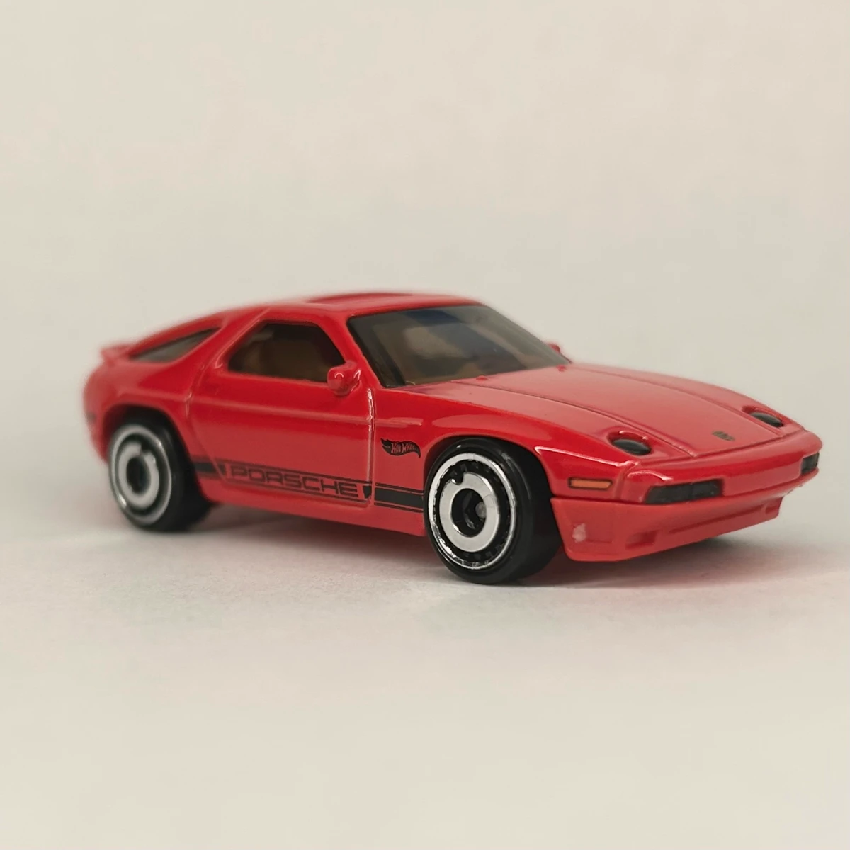 2025 1983 Porsche 928S Red: No Package: Image 4