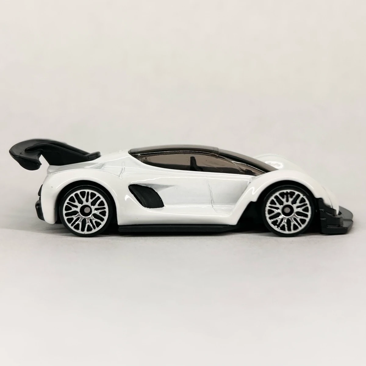 2025 Czinger 21C White: No Package: Image 3