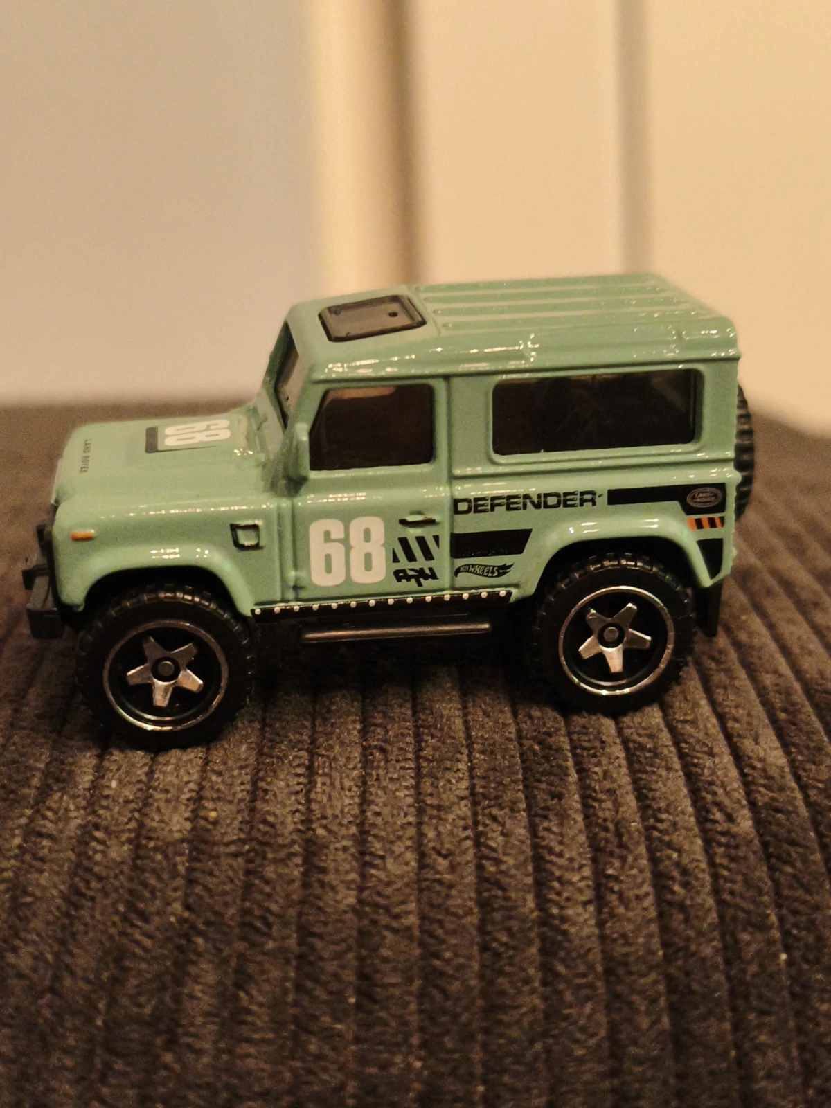 2025 Land Rover Defender 90 Green: No Package: Image 4