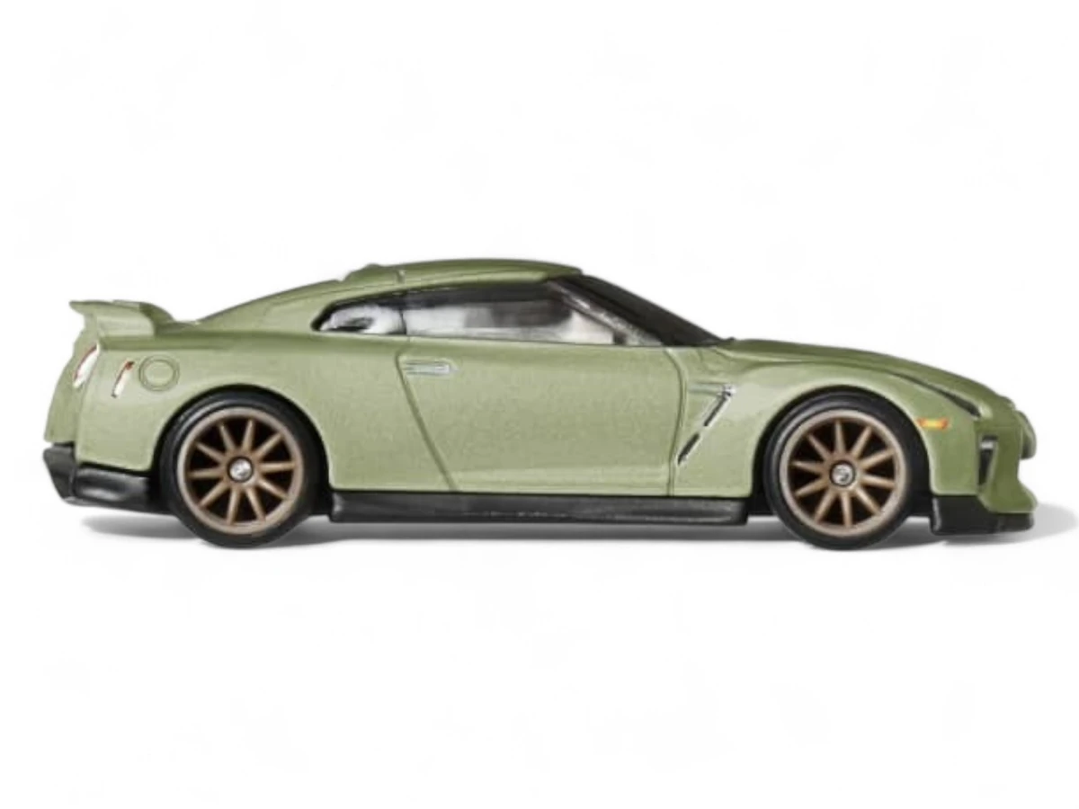 2025 Nissan GT-R Nismo GT3 & Nissan GT-R (R35): No Package: Image 2