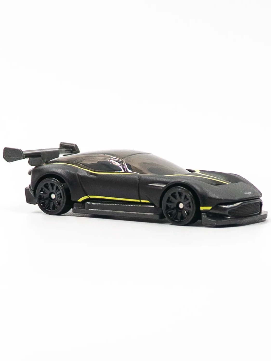 2025 Aston Martin Vulcan Black: No Package: Image 2