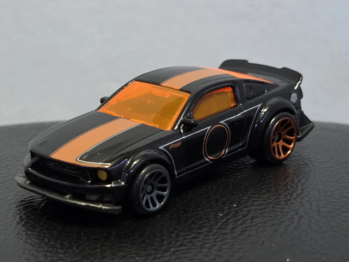 2025 2005 Ford Mustang: No Package: Image 2