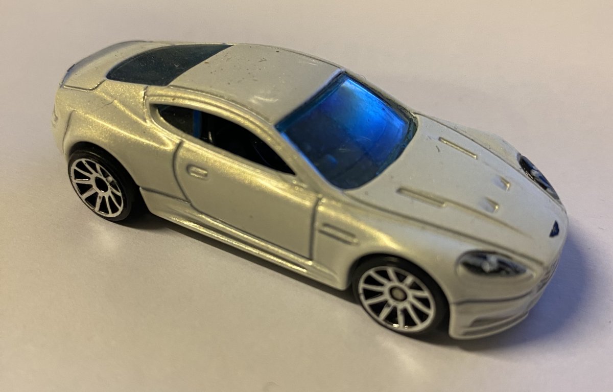 Hot Wheels Aston Martin DBS