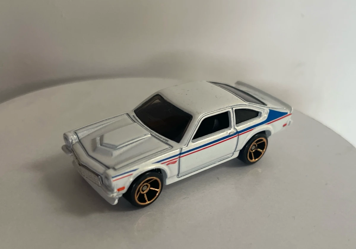 2010 Custom V-8 Vega White: No Package: Image 3