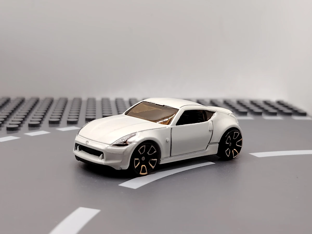 2011 Nissan 370Z White: No Package: Image 2
