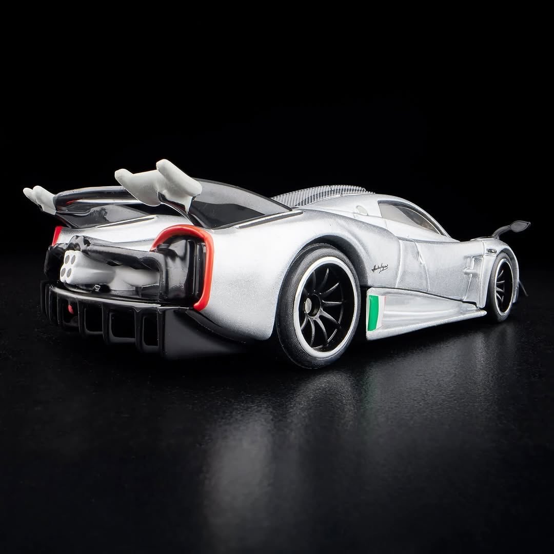 2026 21 Pagani Huayra R Silver: Image 13