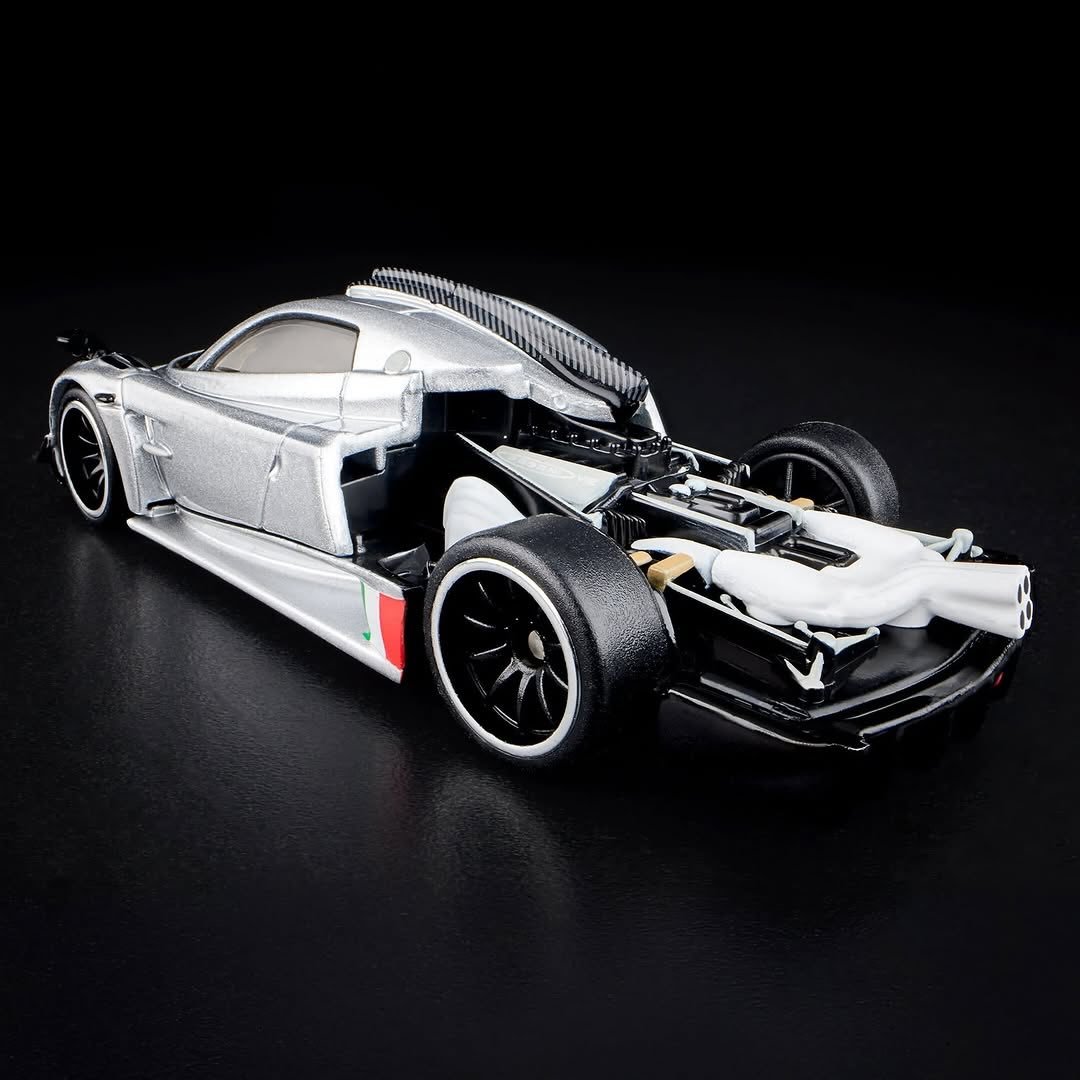 2026 21 Pagani Huayra R Silver: Image 7