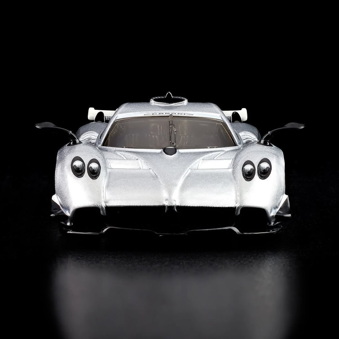 2026 21 Pagani Huayra R Silver: Image 9
