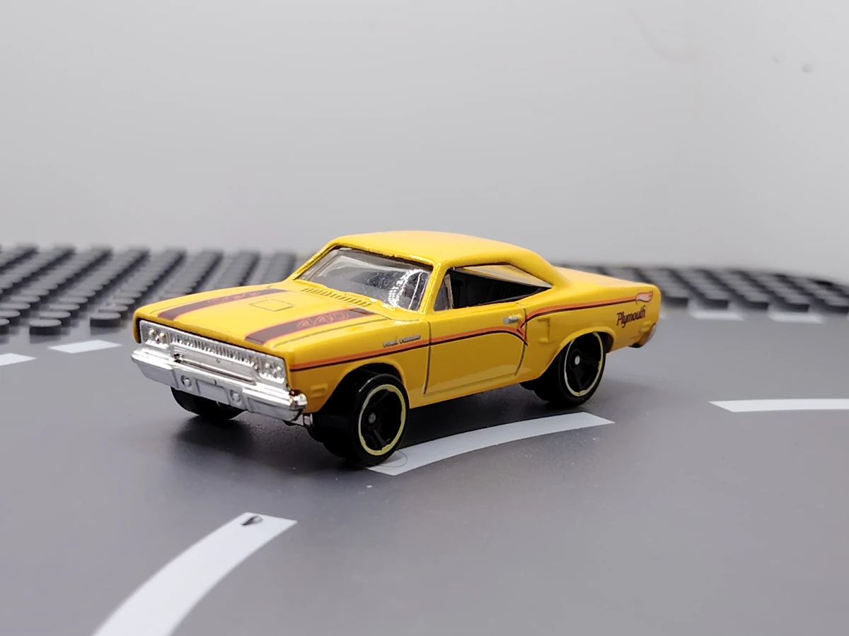 2012 70 Road Runner Yellow: No Package: Image 2