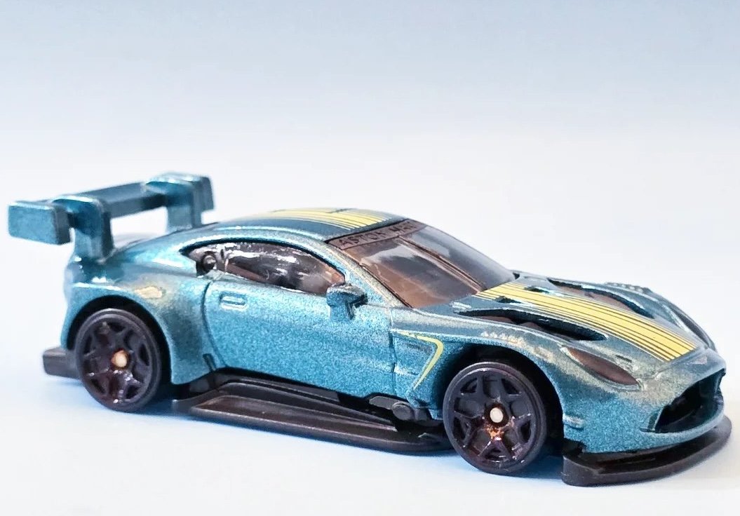 Hot Wheels 24 Aston Martin Vantage GT3