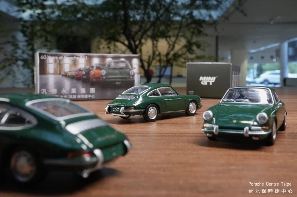 Hot Wheels Porsche 911 Irish Green Pan German Universal Motors Ltd.