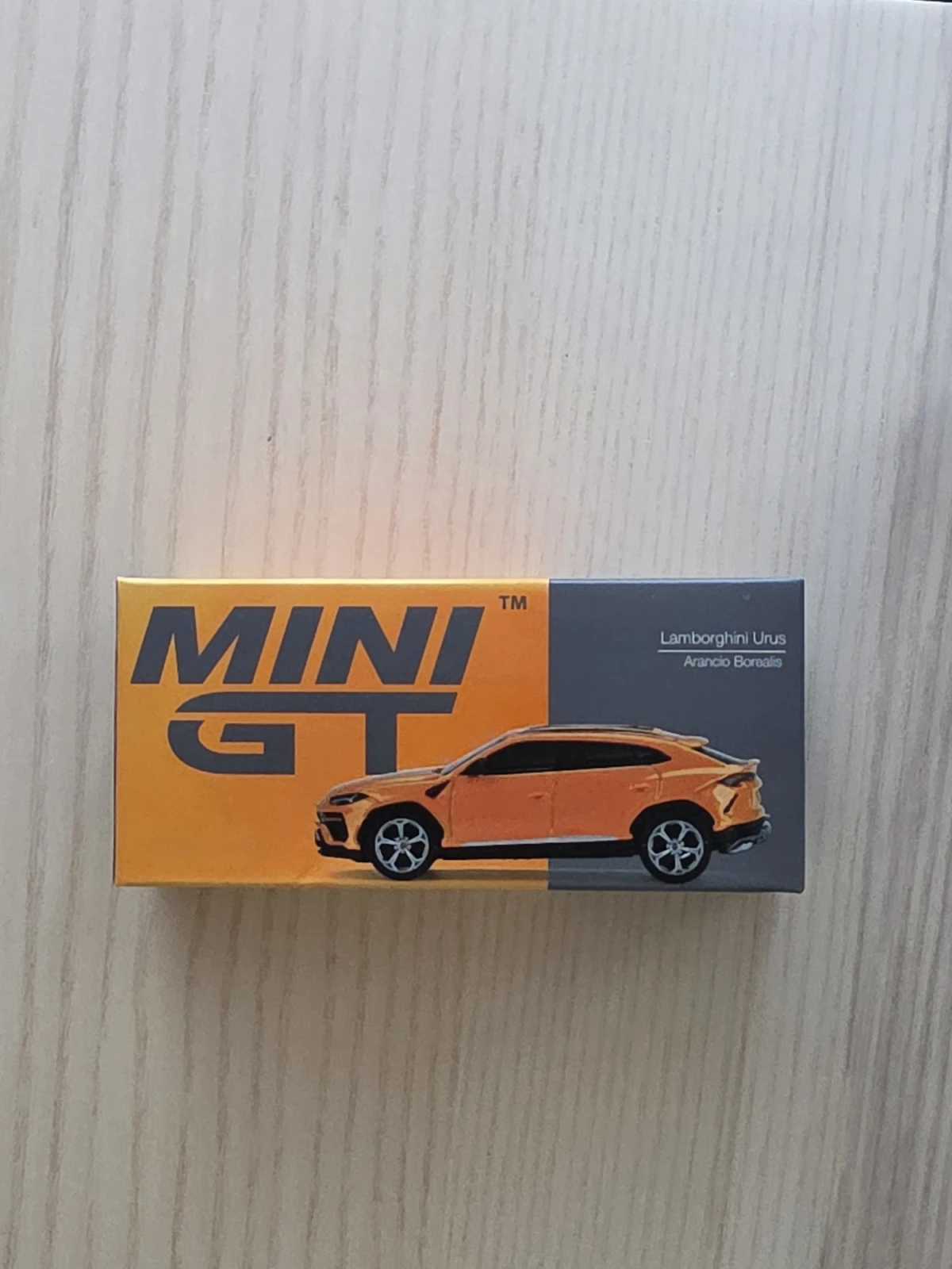2022 Lamborghini Urus Arancio Borealis: Box: Image 5