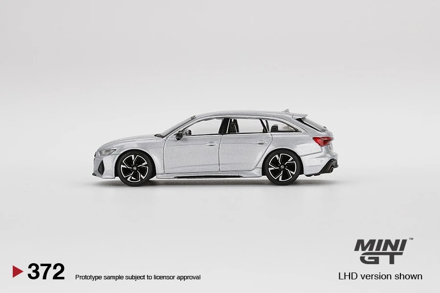 2022 Audi RS6 Avant Carbon Black Edition Florett Silver Black: Image 2