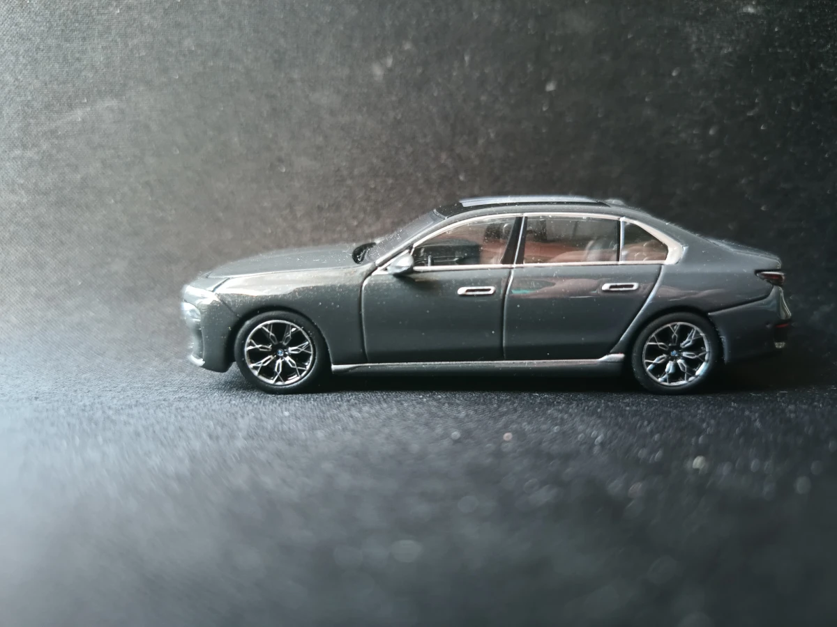 2024 BMW i7 xDrive60 Grey: No Package: Image 2