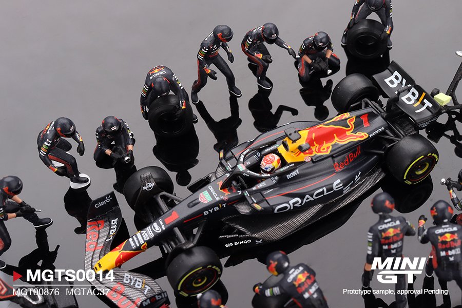 2025 Oracle Red Bull Racing RB19 #1 Max Verstappen F1 2023 Japanese Grand Prix Pit Crew Set Blue: Image 2