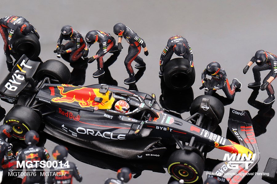 2025 Oracle Red Bull Racing RB19 #1 Max Verstappen F1 2023 Japanese Grand Prix Pit Crew Set Blue: Image 4