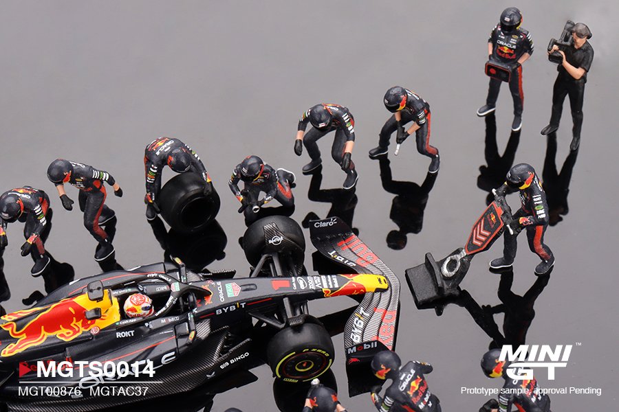 2025 Oracle Red Bull Racing RB19 #1 Max Verstappen F1 2023 Japanese Grand Prix Pit Crew Set Blue: Image 3