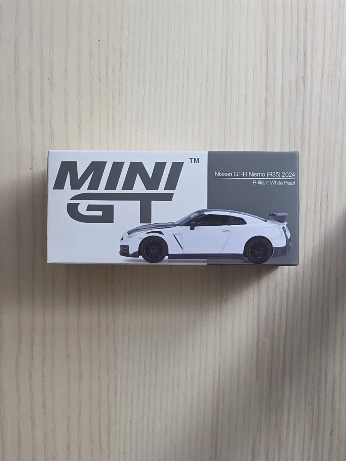 2025 Nissan GT-R Nismo 2024 Brilliant White Pearl White: Box: Image 2