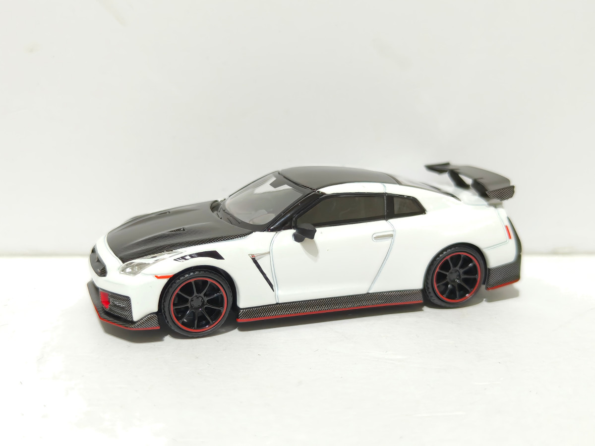 2025 Nissan GT-R Nismo 2024 Brilliant White Pearl White: No Package: Image 6