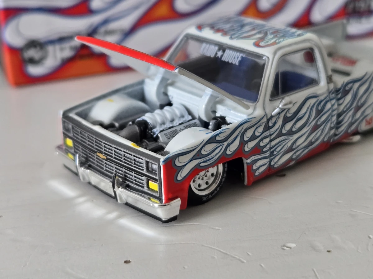 2025 Chevrolet Silverado Dually On Fire V2 White: No Package: Image 5