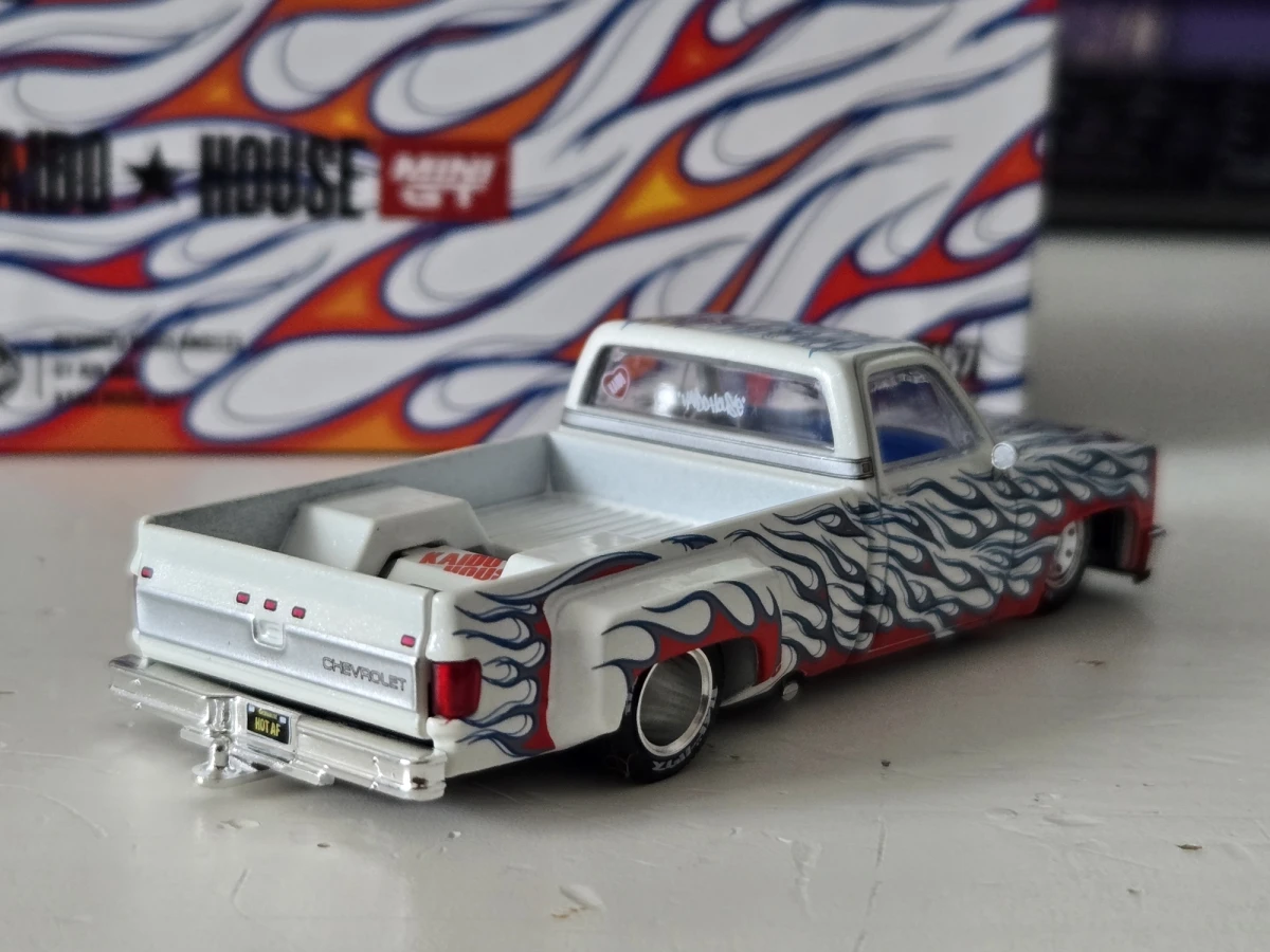 2025 Chevrolet Silverado Dually On Fire V2 White: No Package: Image 4
