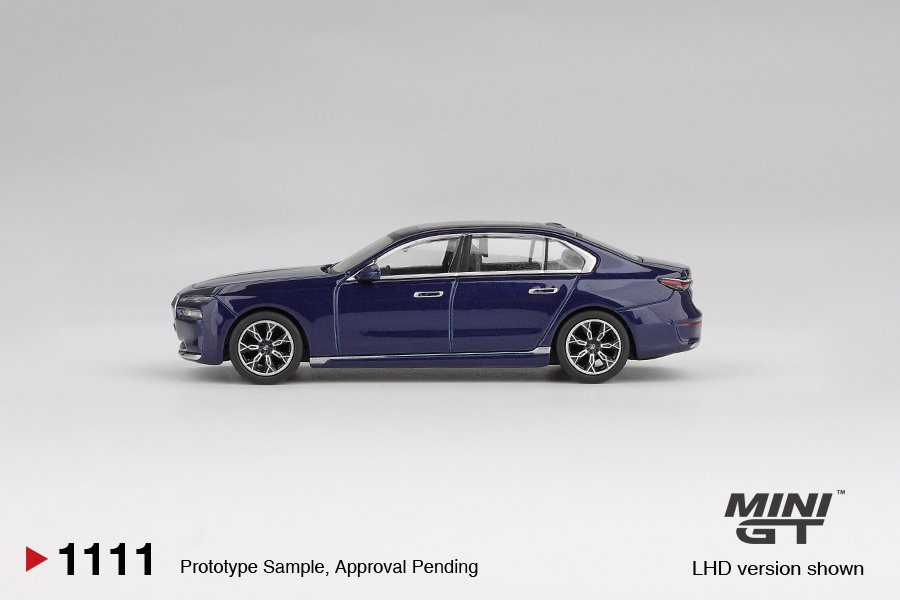 2025 BMW i7 xDrive60 Blue: Image 3