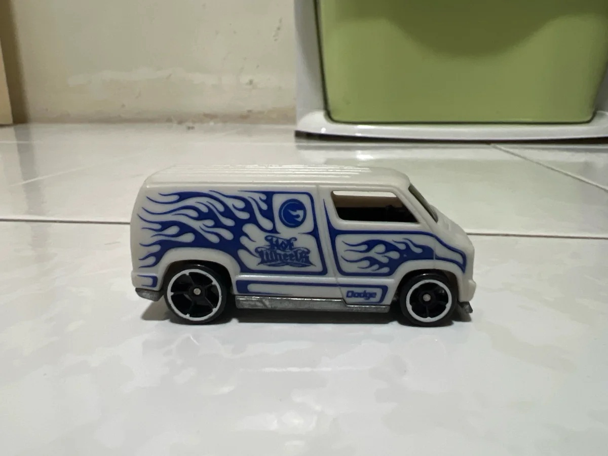 2008 Custom 77 Dodge Van White: Image 2