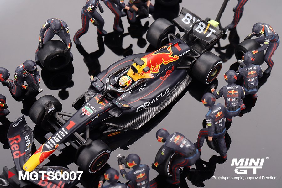 2023 Oracle Red Bull Racing RB18 #1 Max Verstappen 2022 Abu Dhabi GP Pit Crew Set Blue: Image 2