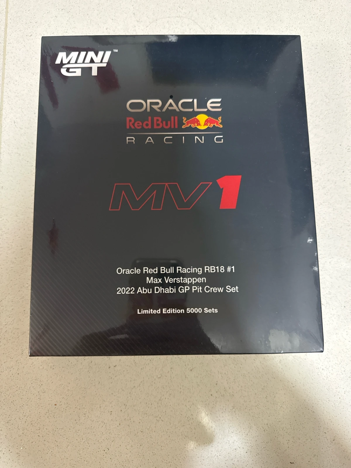 2023 Oracle Red Bull Racing RB18 #1 Max Verstappen 2022 Abu Dhabi GP Pit Crew Set Blue: Box: Image 5