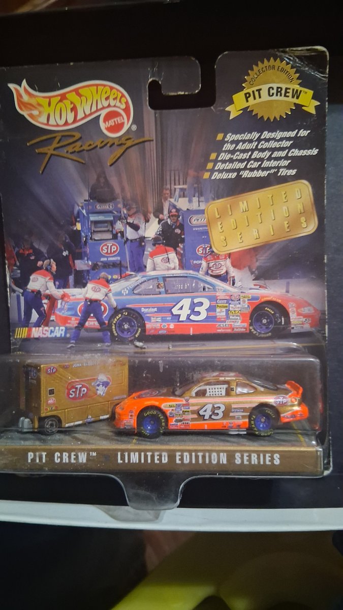 Hot Wheels Pontiac Grand Prix and Tool Box Petty Enterprises #43 STP