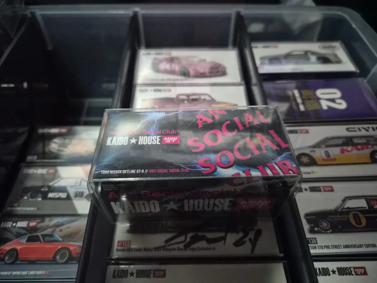 2025 1999 Nissan Skyline GT-R Black: Box: Image 2